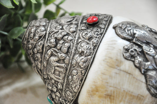 Handcrafted Conch Shell with Ganesha Design – Brass Inlay Art from Nepal